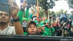 Foto: Saat Sandiaga Temui Buruh yang Demo dan Naik Mobil Komando