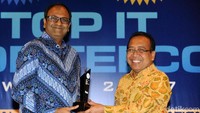 Menteri Sekretaris Negara Pratikno menyerahkan penghargaan TOP IT Implementation kepada Presdir Tata Motors Distribusi Indonesia Biswadev Sengupta di Jakarta, Selasa (31/10).