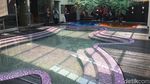 Melihat Kolam Cetek Warna-warni di Lantai 7 Hotel Alexis
