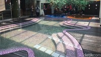 Kolam ini cetek alias dangkal dengan kedalaman sekitar 50 cm. Para pelanggan biasa bersantai di tempat ini.