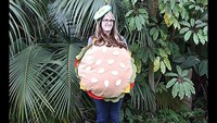 Kostum ini benar-benar menyerupai burger sungguhan dengan tambahan bandana berbentuk acar. Foto: Istimewa