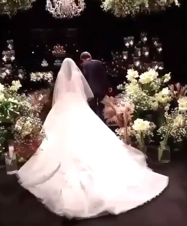 Gaun dengan train panjang menyapu lantai ini terinspirasi dari koleksi Dior haute couture Autumn/Winter 2017 karya Maria Grazia Chiuri, yang dikreasikan kembali sesuai permintaan Song Hye Kyo. Foto: Instagram/4ever_kikyo