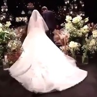 Gaun dengan train panjang menyapu lantai ini terinspirasi dari koleksi Dior haute couture Autumn/Winter 2017 karya Maria Grazia Chiuri, yang dikreasikan kembali sesuai permintaan Song Hye Kyo. Foto: Instagram/4ever_kikyo