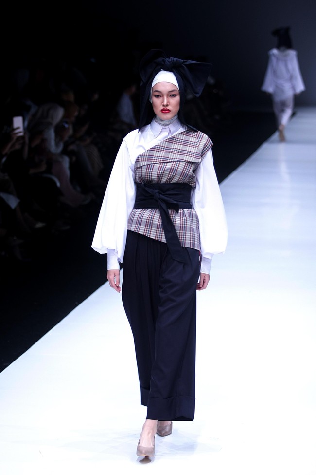 Koleksi terbaru label ETU dari Restu Anggraini yang mengangkat tema Interdecadal di Jakarta Fashion Week 2018, Senayan City, Jakarta, Senin (23/10/2017). Foto: Mohammad Abduh/Wolipop