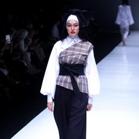 Koleksi terbaru label ETU dari Restu Anggraini yang mengangkat tema Interdecadal di Jakarta Fashion Week 2018, Senayan City, Jakarta, Senin (23/10/2017). Foto: Mohammad Abduh/Wolipop