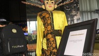 Selain itu, ada pengumuman berbahasa Inggris yang dipasang di depan pintu masuk.