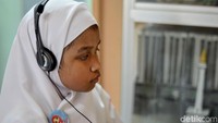 Atilah saat mengoprasikan computer dengan menggunakan software khusus untuk tunanetra.