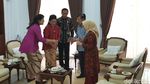 Foto: Jokowi Serahkan Undangan Pernikahan Kahiyang ke Wapres JK