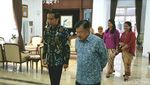 Foto: Jokowi Serahkan Undangan Pernikahan Kahiyang ke Wapres JK
