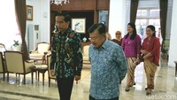 Foto: Selain menyerahkan undangan, Jokowi meminta kesediaan JK menjadi saksi pernikahan Kahiyang. JK, disebut Juru bicara Wapres, Husain Abdullah, menyanggupi permintaan tersebut. (Istimewa)