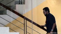Saya itu 10 tahun di Komisi I. Kalau Markus itu baru masuk, di komisi yang berbeda. Jadi nggak pernah tahu. Tapi sebagai warga negara ya dateng aja, kita lihat nanti, tuturnya.