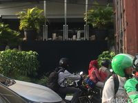 Penutupan plang Hotel Alexis jadi perhatian pengendara