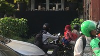 Ditutupnya plang hotel ini terlihat jadi perhatian sebagian pengendara yang melintas. Apalagi lalu lintas di depan hotel ini yang mengarah ke Pluit cukup padat pagi ini.