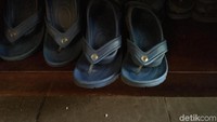Sandal berwarna biru juga disediakan di Alexis yang izinnya sudah disetop ini.