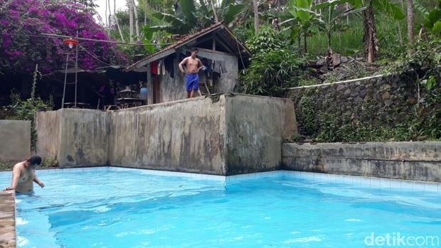 Kolam renang ini terletak di kaki Gunung Manglayang