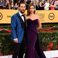 Matthew McConaughey mengatakan jatuh cinta pada pandangan pertama kepada istrinya, Camila Alves. Mataku melihatnya dan aku ingat apa yang keluar dari mulutku. Aku tidak bertanya Siapa itu? tapi Apa itu? saat aku sedang berusaha mencuri perhatiannya yang ada di ruangan sebelah, lalu suara di kepalaku bilang, Dia bukan gadis yang akan datang saat kau panggil. Angkat bokongmu dari kursi itu dan temui dia, dan ya aku melakukannya. Foto: Getty Images