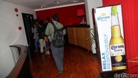 Pihak hotel mempersilakan awak media membuktikan langsung kabar yang menyebut ada prostitusi di situ.