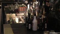 Beberapa botol minuman tampak di balik bar.