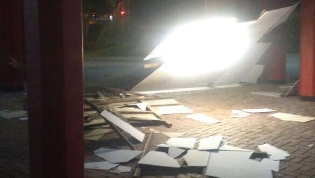 Kerusakan Bandara Pattimura: Plafon Rontok dan Kaca Tower Pecah