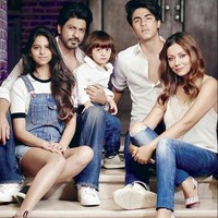 Shah Rukh Khan dikenal memiliki keluarga yang harmonis. Menikah dengan Gauri pada 1991, bintang film Kuch-Kuch Hota Hai ini telah memiliki tiga anak. Foto: Dok. Facebook