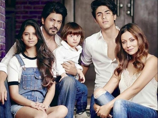 Shah Rukh Khan dikenal memiliki keluarga yang harmonis. Menikah dengan Gauri pada 1991, bintang film Kuch-Kuch Hota Hai ini telah memiliki tiga anak. Foto: Dok. Facebook