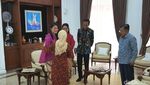 Foto: Jokowi Serahkan Undangan Pernikahan Kahiyang ke Wapres JK