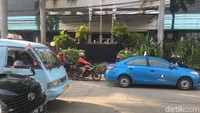 Plang Hotel Alexis di depan jalan kini sudah ditutup kain hitam. Tadinya, ada tulisan ALEXIS di situ.