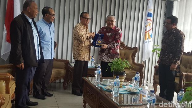  Utusan Khusus Presiden untuk Dialog dan Kerja Sama Antaragama dan Peradaban, Din Syamsuddin, menemui Ketua Konferensi Waligereja Indonesia Mgr. Ignatius Suharyo.