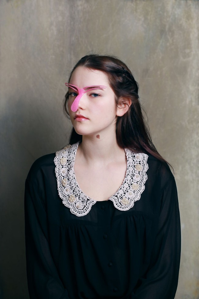 Kesulitan bentuk alis? Anda bisa pakai eyebrow stencil ini untuk membingkainya. Foto: Evija Laivina