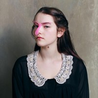 Kesulitan bentuk alis? Anda bisa pakai eyebrow stencil ini untuk membingkainya. Foto: Evija Laivina