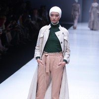 Norma Hauri merilis koleksi baju muslim yang terinspirasi Jacqueline Kennedy di Jakarta Fashion Week 2018, Senayan City, Jakarta, Senin (23/10/2017). Foto: Mohamamd Abdhu/Wolipop