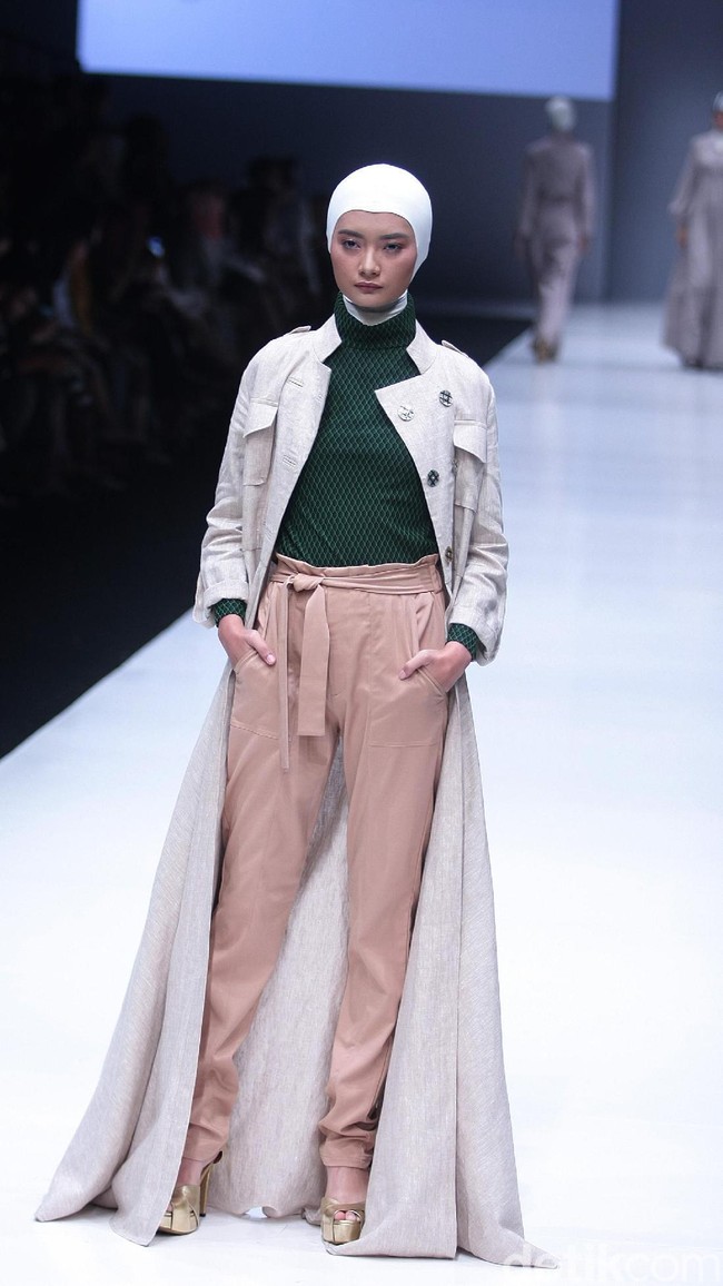 Norma Hauri merilis koleksi baju muslim yang terinspirasi Jacqueline Kennedy di Jakarta Fashion Week 2018, Senayan City, Jakarta, Senin (23/10/2017). Foto: Mohamamd Abdhu/Wolipop