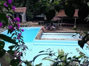 Segar Banget! Berenang di Kaki Gunung Manglayang