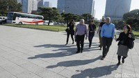 Turis mancanegara tampak bersemangat menikmati keindahan kediaman kaisar, Imperial Palace.