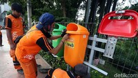 Tempat sampah ini juga untuk memudahkan pemilahan sampah sebelum dibuang ke Tempat Pembuangan Akhir (TPA).