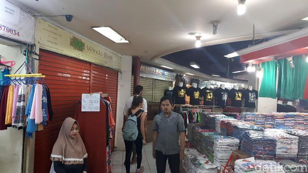 Sepi Pembeli, Sejumlah Toko di Pasar Baru Bandung.
