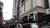 Pasar Baru Bandung terletak di Jalan Otto Iskandardinata.