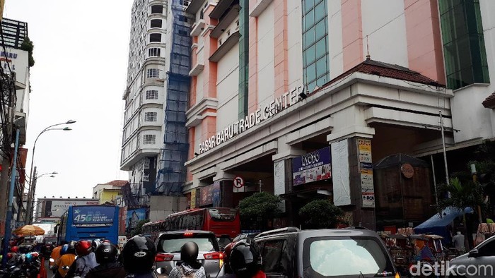 Sepinya pengunjung tidak hanya terjadi di pusat-pusat perbelanjaan di Jakarta. Pasar Baru Bandung juga mulai ditinggal oleh para pembeli.