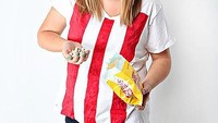 Kostum sederhana ini bisa Anda temukan bahkan Anda buat. Hanya dengan mengeluarkan uang kira-kira Rp 40.000 untuk membuat baju dengan down-stripe berwarna merah. Anda sudah bisa menyerupai kotak Popcorn di malam halloween. Foto: Istimewa