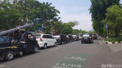 Penampakan Horor Macet Imbas Demo Buruh di Surabaya