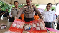 Kami sinkronkan dua kelompok ini, jaringan inilah yang bermain di Tambak dan Menteng Tenggulun hingga terjadinya tawuran di wilayah tersebut. Ada pesta narkoba di hotel B di sekitar Jalan Tambak diselidiki, dan betul 3 orang sedang pesta sabu, dilakukan penangkapan dan pengerebekan, ucap Suyudi.