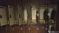 Kemudian ada loker yang berderet. Beberapa pintunya terbuka.