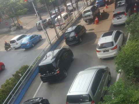 Transaksi Nontunai di GT Slipi, Lalin Macet ke Jalur Arteri