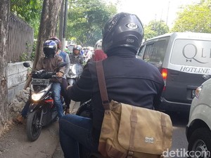 Horor Kemacetan di Tengah Unjuk Rasa Buruh di Surabaya
