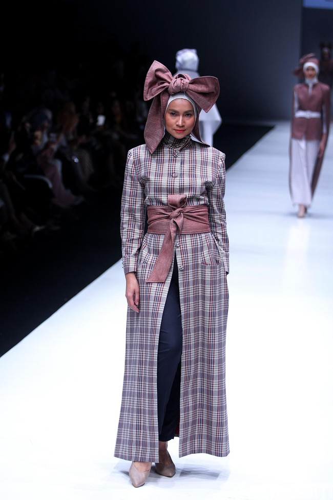 Koleksi terbaru label ETU dari Restu Anggraini yang mengangkat tema Interdecadal di Jakarta Fashion Week 2018, Senayan City, Jakarta, Senin (23/10/2017). Foto: Mohammad Abduh/Wolipop