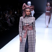 Koleksi terbaru label ETU dari Restu Anggraini yang mengangkat tema Interdecadal di Jakarta Fashion Week 2018, Senayan City, Jakarta, Senin (23/10/2017). Foto: Mohammad Abduh/Wolipop