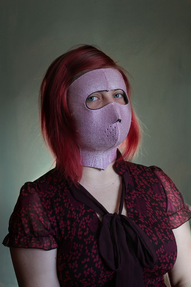 Beragam varian masker ditawarkan sejumlah brand. Salah satunya yang tampak seperti topeng emas berikut. Foto: Evija Laivina