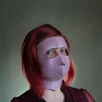 Beragam varian masker ditawarkan sejumlah brand. Salah satunya yang tampak seperti topeng emas berikut. Foto: Evija Laivina