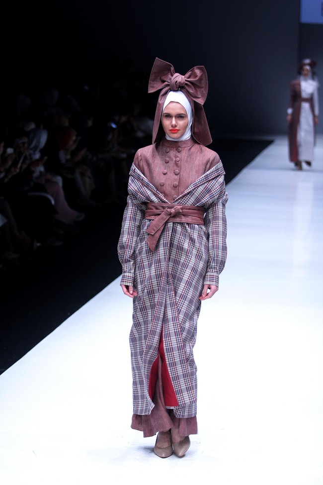 Koleksi terbaru label ETU dari Restu Anggraini yang mengangkat tema Interdecadal di Jakarta Fashion Week 2018, Senayan City, Jakarta, Senin (23/10/2017). Foto: Mohammad Abduh/Wolipop