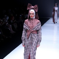 Koleksi terbaru label ETU dari Restu Anggraini yang mengangkat tema Interdecadal di Jakarta Fashion Week 2018, Senayan City, Jakarta, Senin (23/10/2017). Foto: Mohammad Abduh/Wolipop